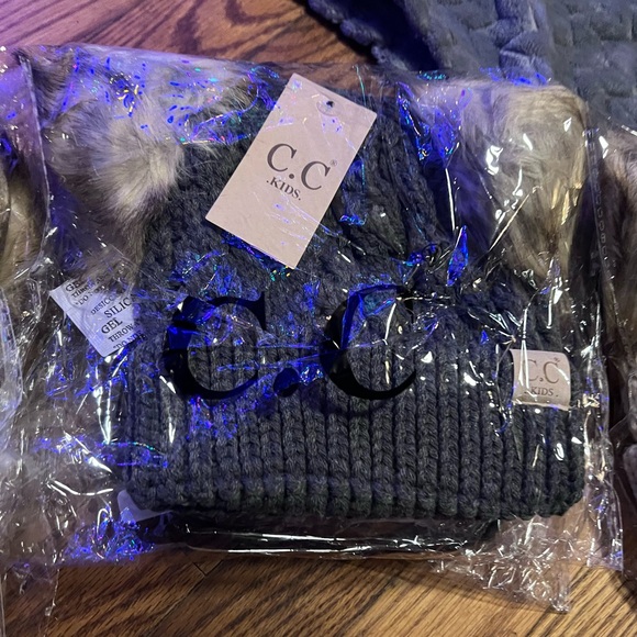 Kids cc beanies nwt - Picture 5 of 5